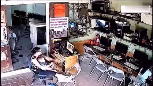 网吧老板在吧台哄孩子,监控记录了这大胆的行为