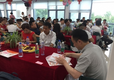 曾在苹果手机代工厂的网吧青年:这里是一片天地,人来人去