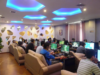 在网吧遇见那种玩游戏就开骂并且声音很大的人,该怎么办?