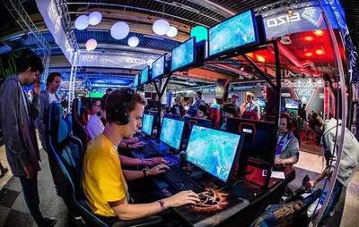 “网吧之最”:王者荣耀开黑场面壮观!