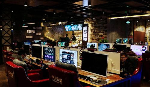 网吧收银员工资才2000多，为何那么多漂亮妹子愿意做？原因很现实