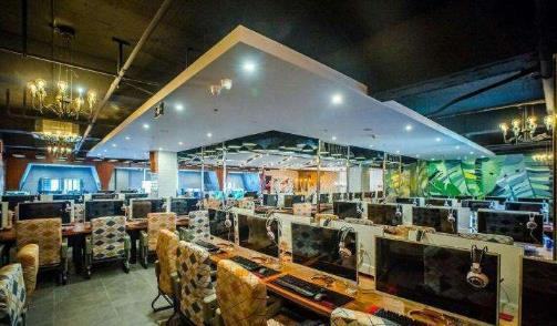 工资才2000多的网吧收银员，为何那么多漂亮妹子愿意做？背后的原因很现实